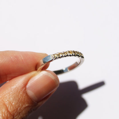 Anillo medio cintillo