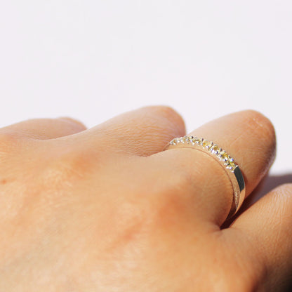 Anillo medio cintillo